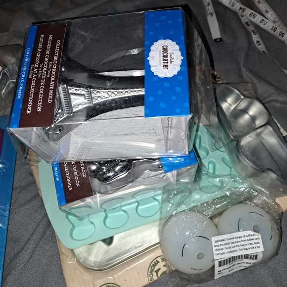 NIB-Chocolatier Set-5 inch Eiffel Tower & Bear-Bunnies, Stars-2 Fill Rounds - Picture 7 of 7